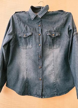 Джинсовая рубашка тоненькая.