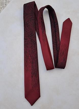 Чоловіча краватка кольору  бордо.