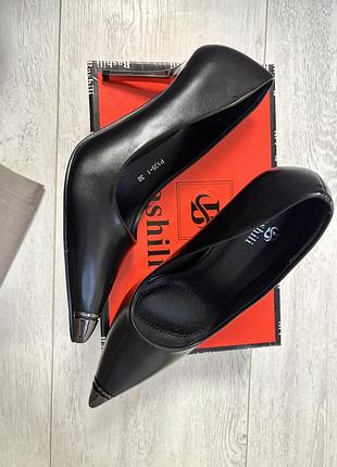 Жіночі туфлі на каблуку ( нові)