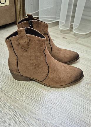 Коричневые замшевые женские казаки ботинки ботильоны осенние