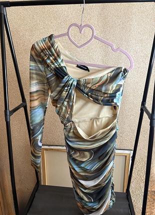 Шикарне трендове плаття на одне плече від бренду prettylittlething