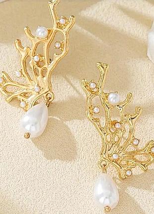 Жіночі сережки морські з розсипом намистин золотий білий sku 03730