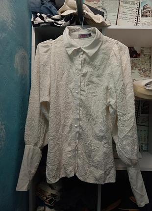 Винтажная близка с розами и широкими рукавами