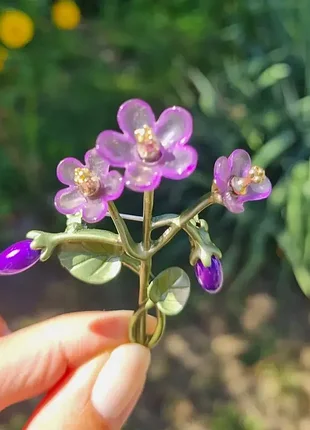 Очаровательная брошь, фиалки, цветы.