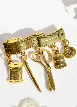 Великолепная брошь, "швейные принадлежности" сделана в винтажном стиле.