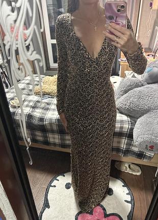 Сукня дуже красива з глубоким вирізом на спині