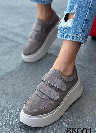 Кросівки жіночі