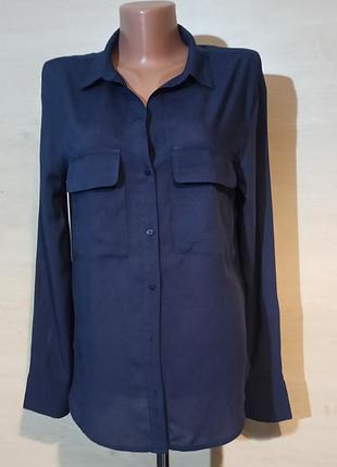 Рубашка вискозная темно-синего цвета на пуговицах с длинным рукавом на манжете на пуговице, с двумя карманами с клапанами.