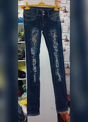 Джинсы модные со стразами