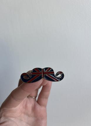 Металева брошка “british mustache” — з гумором і стилем, вуса, британський прапор