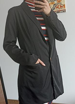 Удлиненный черный пиджак