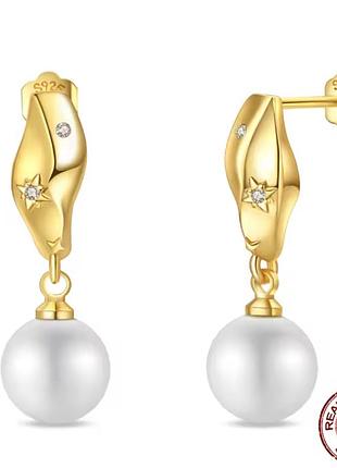 Стильні сережки pandora в золотому кольорі зі штучною перлиною стильні сережки прикраса вишукана