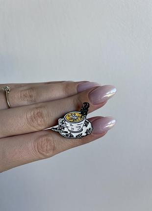 Пін значок металевий брошка “чашка відьминого чаю” — магія в кожному ковтку