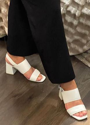 Босоножки белые кожаные 40 р-р на каблуке