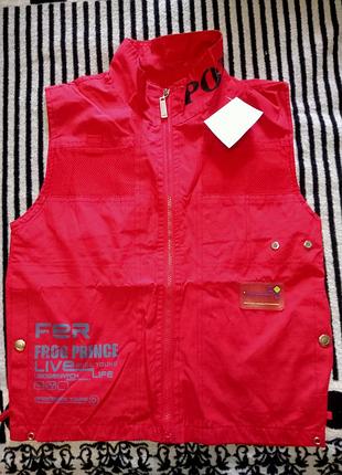 Жилетка для мальчика красного цвета