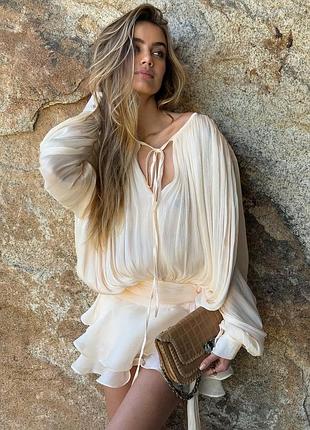 Бежева пишна сукня рюші блискуча в стилі бохо