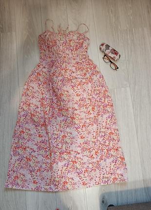 Длинное платье из натуральной ткани на бретелях