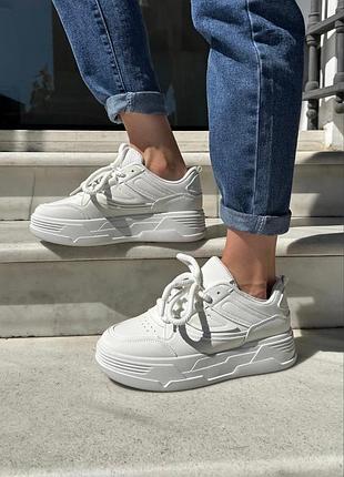 Женские кроссовки белые базовые на платформе подошве