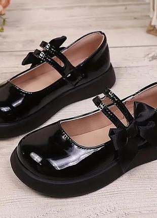 Девочки черные туфли с регулируемым бантом на липучке.