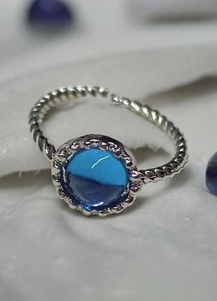 Очаровательное кольцо с голубым кристаллом