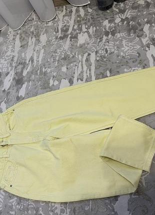 Джинси мом в лимонному кольорі
