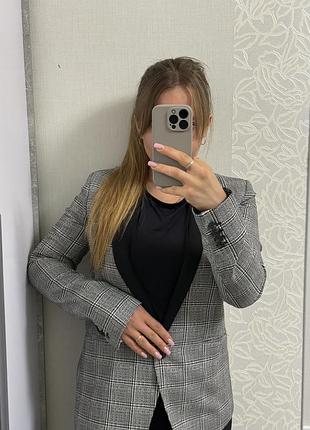 Жіночий класичний піджак