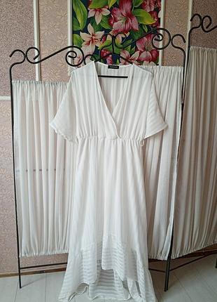 Красиве біле плаття в полоску fashion з подовженим задом.