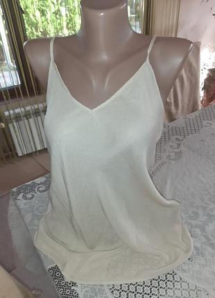 Шикарная базовая майка  топ  на бретельках от известного бренда.