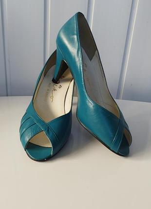 Шкіряні туфлі на низенькому каблуку