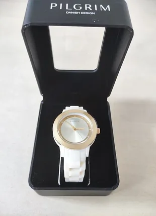 Женские кварцевые часы pilgrim danish design с белым ремешком и золотым безлем, артикул 701612000