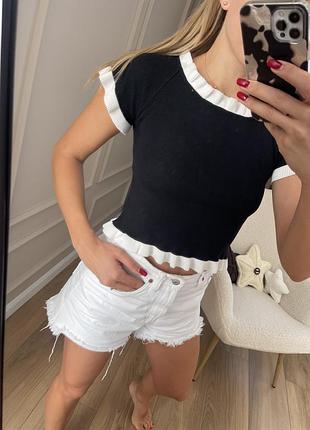 Топ з контрастною окантовкою