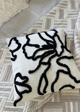 Декоративный чехол с флористическим объемными рисунком черные цветы 45х45 см на молочном фоне из плотной бархатной ткани