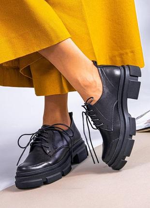 Чорні шкіряні жіночі туфлі на шнурівці