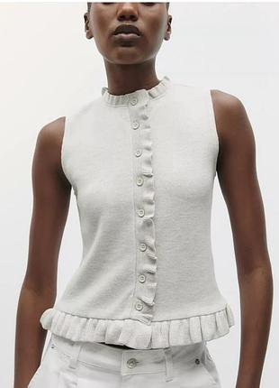 Мʼякий топ z@ra  з валанами бежево- глинястий на ґудзиках . тканина в рубчик . новий .