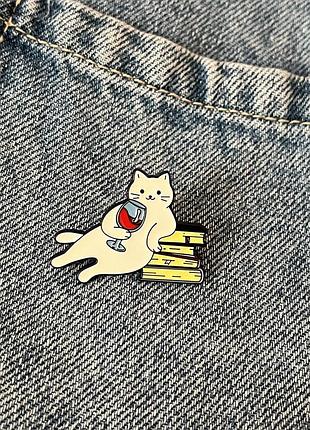 Пін кіт з вином