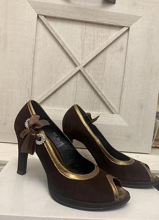 Жіночі замшеві туфлі