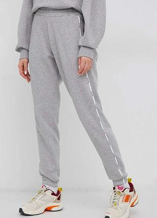 Сірі утеплені спортивки reebok 😍 оригінал розмір m/l дуже стильні спортивні штани