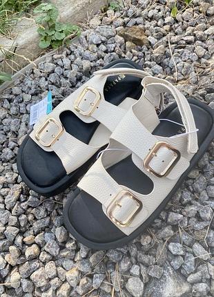Жіночі сандалі босоніжки з пряжками молочні нові