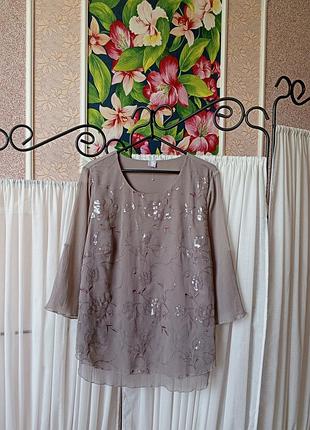 Красива шифонова блуза з паєтками та вишивкою.
