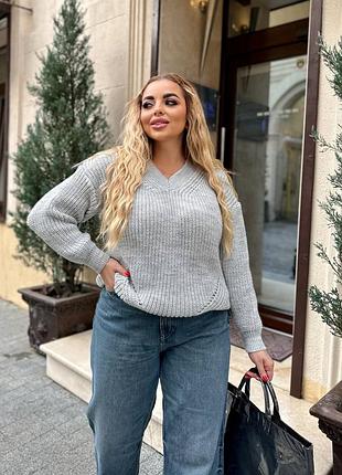 Серый женский свитер со спущенным плечевым швом