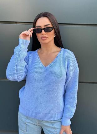 Голубой женский свитер со спущенным плечевым швом
