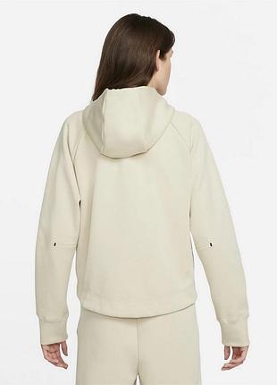 Nike tech flees 4