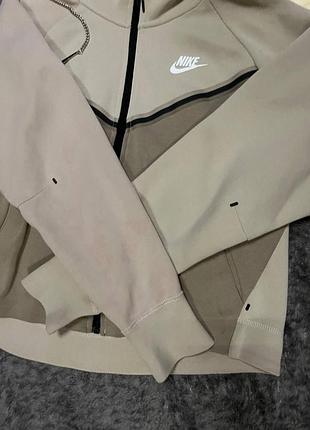 Nike tech flees 9