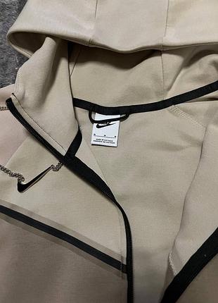 Nike tech flees 8