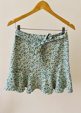 Стильна спідниця в квітковий принт розміру m