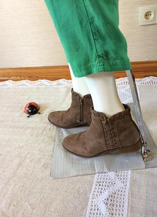 Жіночі демісезонні коричневі  замшеві  ботільйони низький хід
