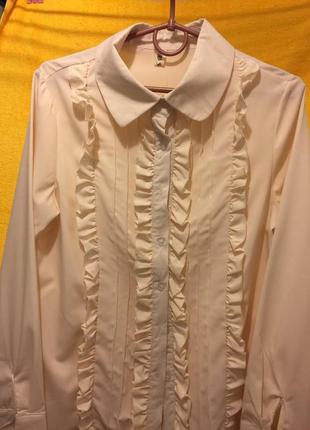 Блузка кремовая.