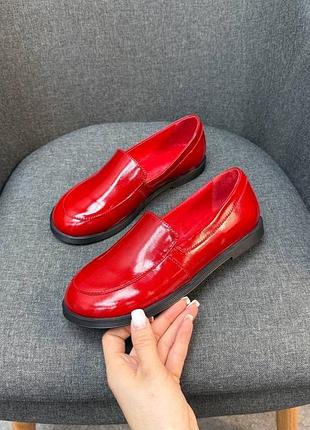 Яскраві червоні з лакованої шкіри анатомічні лофери