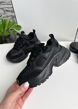 Черные кроссовки