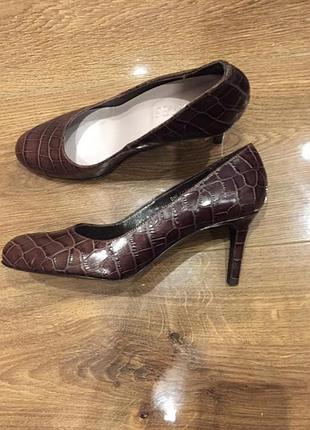 Нові роскошні туфли крокодил